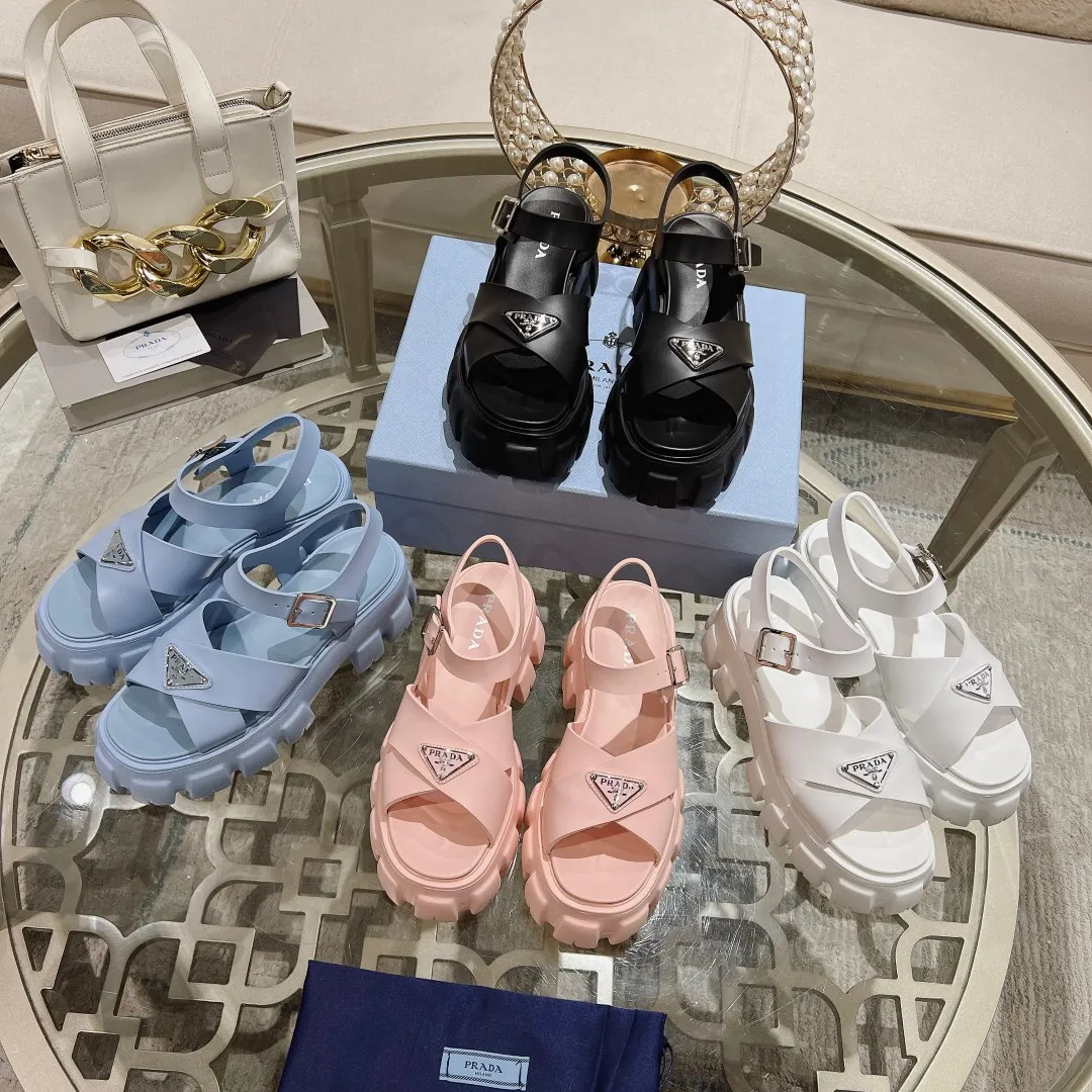 👟👟Ex-factory price 440👟👟 Prada's new spring and summer sawtooth Roman thick-soled rubber sandals, retro, fashionable and avant-garde gear teeth 55mm, thick-soled soles with rubber uppers, making the whole pair of shoes light and comfortable, bright colors, satisfying a variety of choices for fashionable people with different styles! The iconic metal triangle logo is paired with the shape of ancient beach sandals. Every design element is fashionable! Code number 35-40